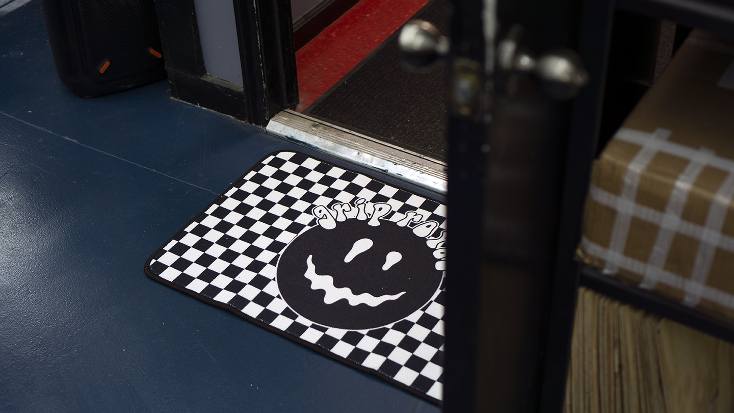 https://www.griproyal.com/wp-content/uploads/2021/12/griproyal_welcome-mat_interior_smiley-checkerboard_white_01.png